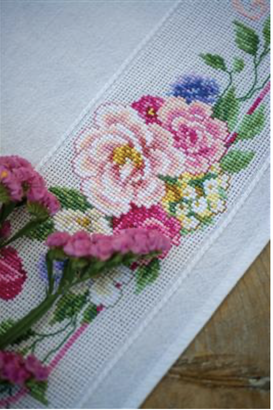 Aida tafelkleed kit Klassieke bloemen en vlinders